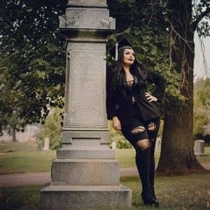 Meet your Posher, Elia